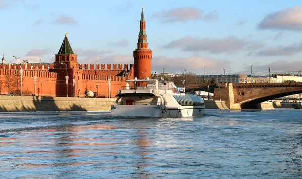 Paisagem fluvial com torres do Kremlin em Moscou — Fotografia de Stock