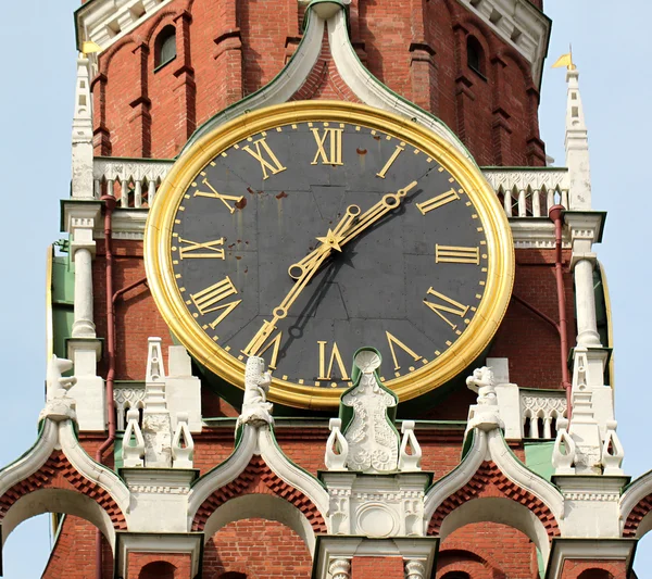 在莫斯科克里姆林宫的中央塔上的时钟 — 图库照片
