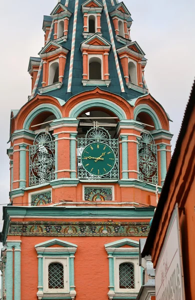 Fragment du clocher avec horloge à Moscou — Photo