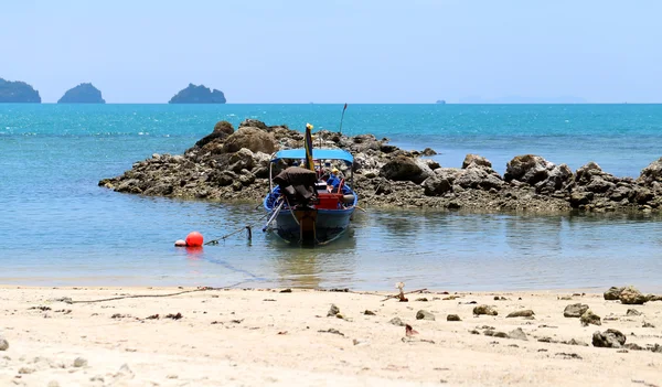 Paisagem marítima com barco — Fotografia de Stock