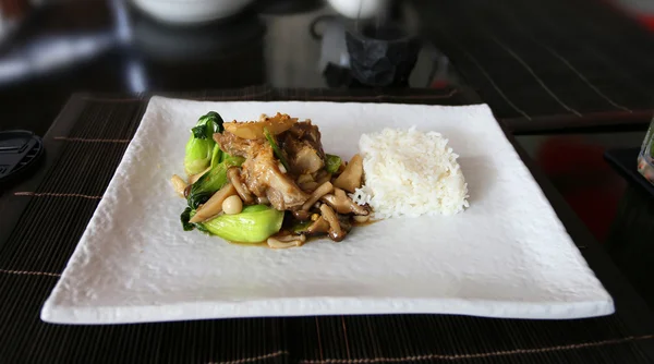 Deliciosas setas con verduras y arroz — Foto de Stock