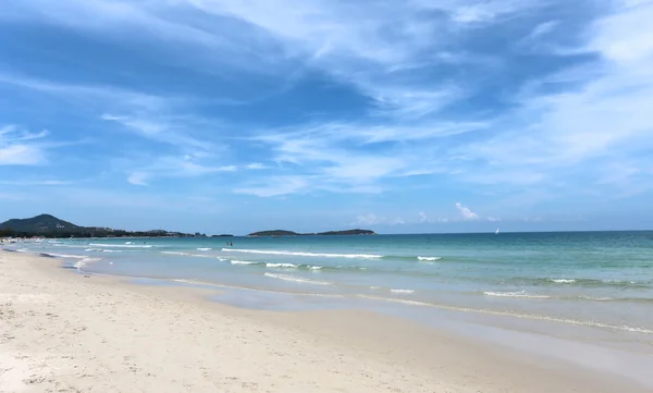 Spiaggia di mare lucente nel pomeriggio — Foto Stock