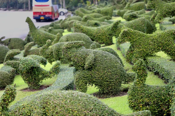 Büsche in Form von Tieren im Park — Stockfoto