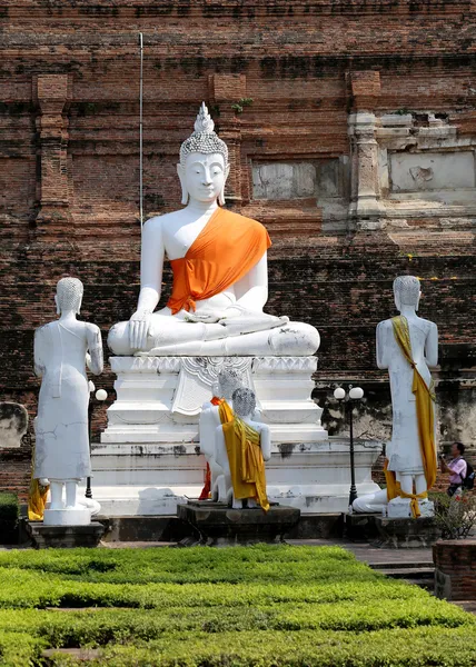 Sitter vit buddha i det antika templet — Stockfoto