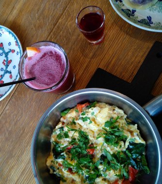 Bir kafede böğürtlenli nefis bir içki.