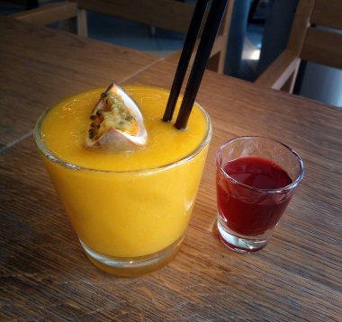 Lezzetli mango tutkusu meyve suyu ve içecek.