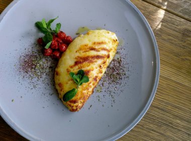 Lokantada otlu leziz ve parlak peynir.