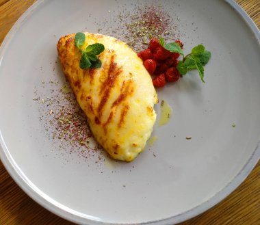 Lokantada otlu leziz ve parlak peynir.