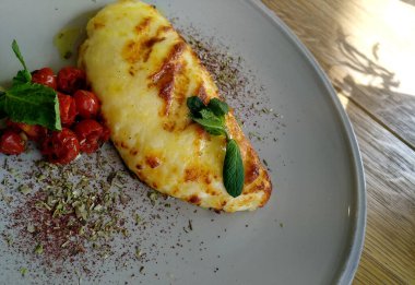 Lokantada otlu leziz ve parlak peynir.