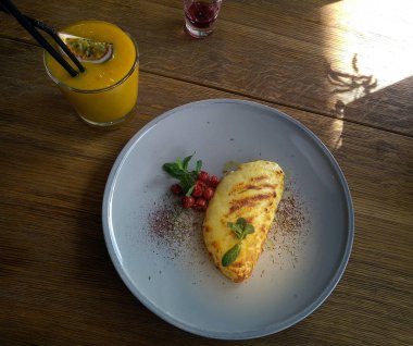 Lokantada otlu leziz ve parlak peynir.