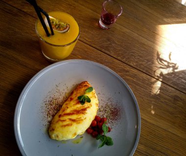 Lokantada otlu leziz ve parlak peynir.