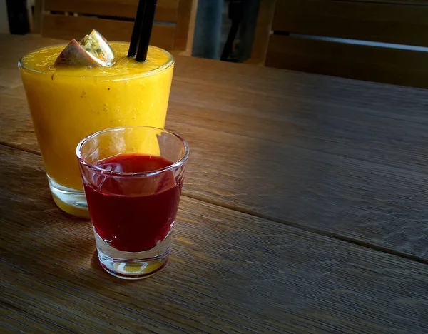 Lezzetli mango tutkusu meyve suyu ve içecek.