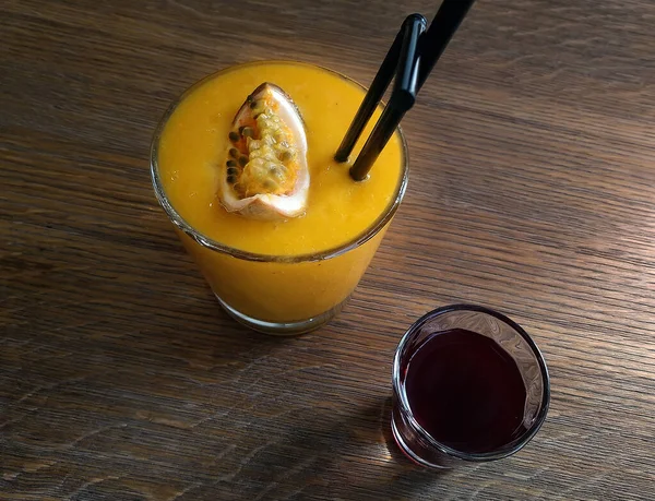 Läcker Mango Passion Frukt Smoothie Och Drycker — Stockfoto