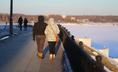 Fotoğrafçılar, Rus kışının seddi boyunca yürüyorlar.
