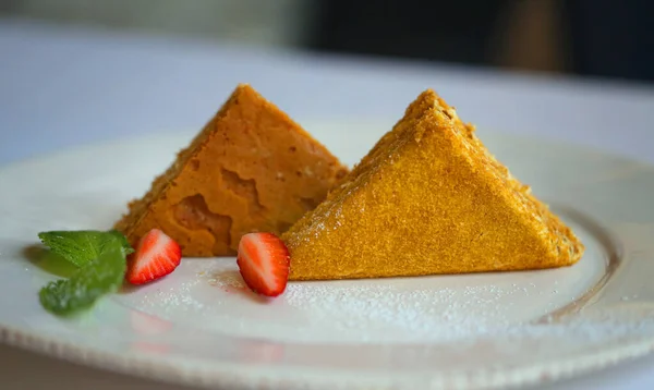 Foto Dos Pasteles Miel Con Fresas Restaurante —  Fotos de Stock