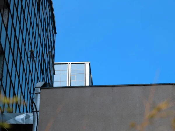 Fragmento Uma Foto Edifício Céu Azul — Fotografia de Stock