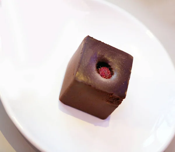 Foto Van Een Chocolade Kubus Met Frambozen Een Witte Achtergrond — Stockfoto
