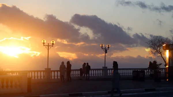 Bright Sunset Photo Silhouettes People Shore — Stock Photo, Image