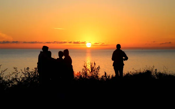 Helles Sonnenuntergang Foto Mit Silhouetten Von Menschen Ufer — Stockfoto