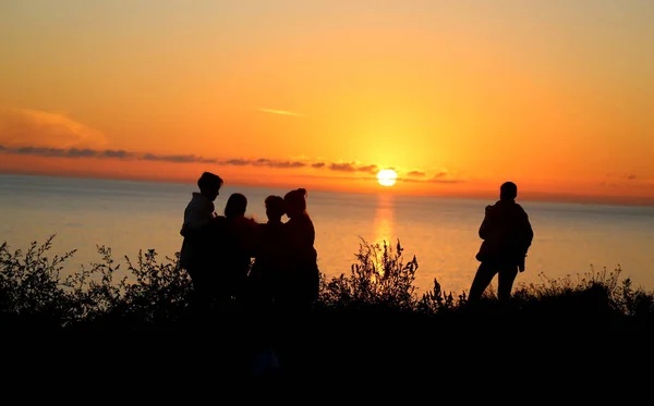 Bright Sunset Photo Silhouettes People Shore — Stock Photo, Image