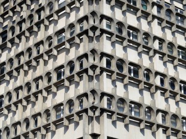 Geometrik süslemeleri ve pencereleri olan alışılmadık bir binanın fotoğraf arkaplanı