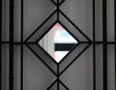 Geometrik süslemeli ve aynalı sıra dışı bir duvarın fotoğrafı