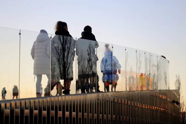 Foto Silhouetten Van Mensen Het Park Het Voorjaar Rechtenvrije Stockfoto's