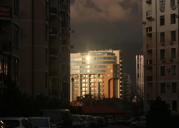 Fotos Una Puesta Sol Dorada Edificios Ciudad — Foto de Stock