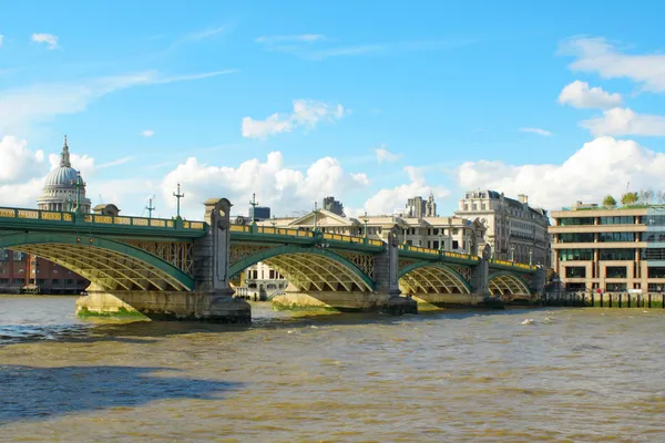 De rivier de Theems met london bridge — Stockfoto