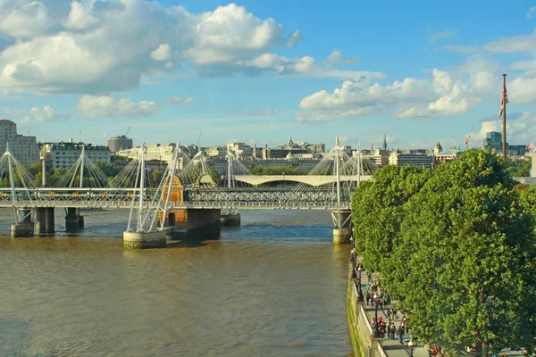 Jubilee bridge i london i Themsen — Stockfoto