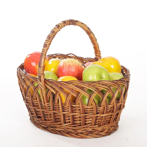 Récolte. pommes dans un panier en bois — Photo