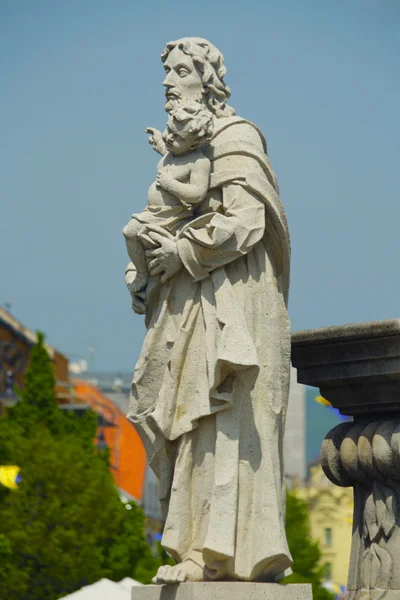 Statue religieuse historique dans la vieille ville de Kosice, Slovaquie — Photo