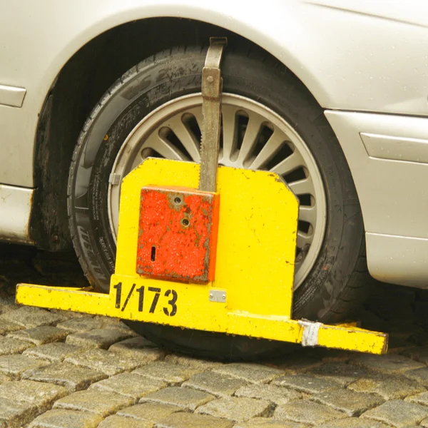 Sarı Üçgen tekerlek kelepçesi yasadışı park edilmiş bir araba — Stok fotoğraf