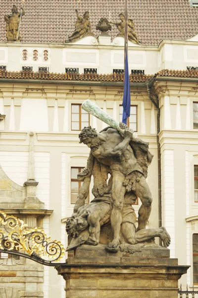 Statue à la porte d'entrée du château de Prague — Photo