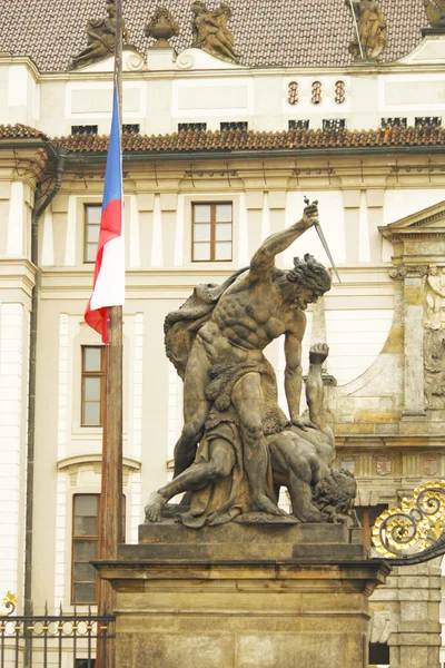 Statue à la porte d'entrée du château de Prague — Photo