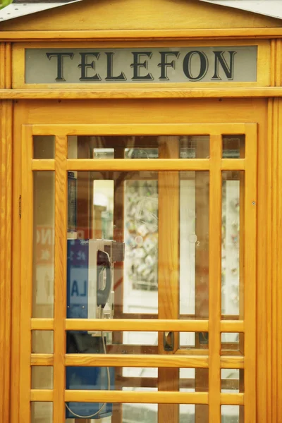 Cabine téléphonique extérieure en bois Karlovy Vary — Photo