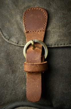 Antika sırt çantasındaki metal ve deri mobilyalar