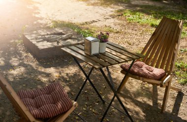 Küçük Provence bahçesinde dinlenmek için bir yer, boş bir yaşam tarzı.
