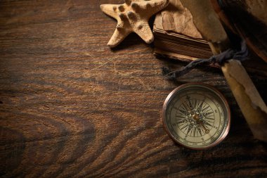 Deniz yıldızı, deniz yıldızı, deniz kabuğu, ip, pusula ve kağıt parşömenli bir deniz konsepti, korsan natürmortu.