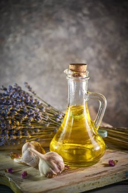 Kırsal bir arka planda bir şişe organik zeytinyağı.