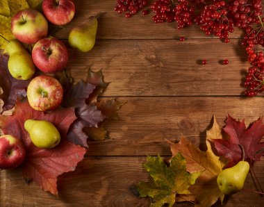 Meyve ve sebzelerle dolu bir sonbahar hayatı: Düşen yapraklar üzerinde elma, armut ve balkabağı