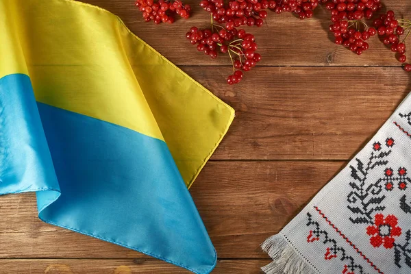 Украинский Натюрморт Традиционными Элементами Флаг Украины Национальная Вышивка Ягоды Вибурнума — стоковое фото