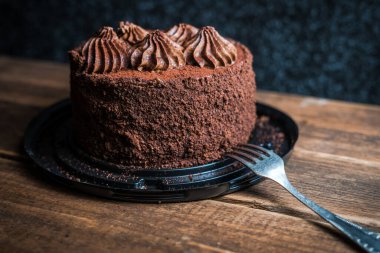 Tahta arka planda taze çikolatalı pasta.