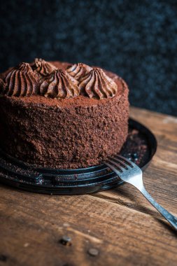 Tahta arka planda taze çikolatalı pasta.