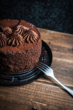 Tahta arka planda taze çikolatalı pasta.