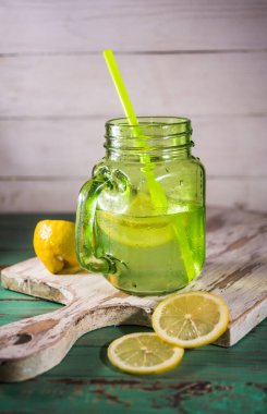 Cam kavanozda limonlu taze limonata.