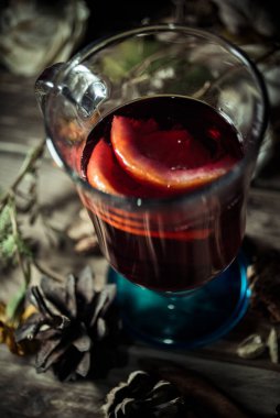 Bir bardak Glintwein yakın plan, kırsal tarz, koyu renk fotoğraf.