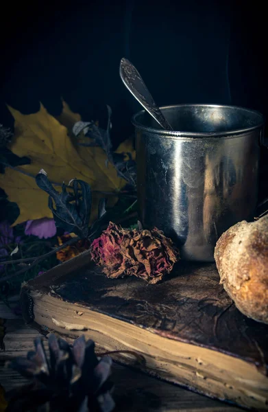 Taza Acero Bollo Sobre Fondo Rústico Estacional Cerca Naturaleza Muerta —  Fotos de Stock