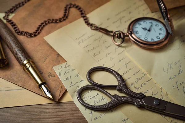 Utensilios Escritura Vintage Una Mesa Madera Reloj Viejo Papeles Cartas — Foto de Stock