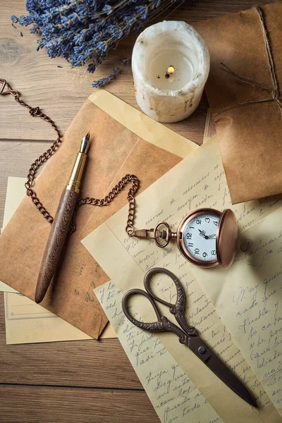 Utensílios Escrita Vintage Uma Mesa Madeira Relógio Velho Papéis Letras — Fotografia de Stock